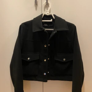 Svart kappa zara - Säljer min fina svarta kappa från zara eftersom den inte kommer till användning💗 använt 2 ggr, OBS skriv innan ni trycker ”köp nu” och priset går att diskutera💗 ordinarie pris 399kr💗