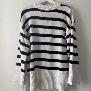 Stickad tröja  - Säljer Dena fina stickade tröjan😊kom priv för fler bilder 