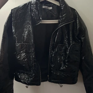 Festjacka  - En as cool tunnare dunjacka i ett glansigt material. Snyggt till utgång i höst😍🕺🏼Från Nakd strl 36 200kr + frakt
