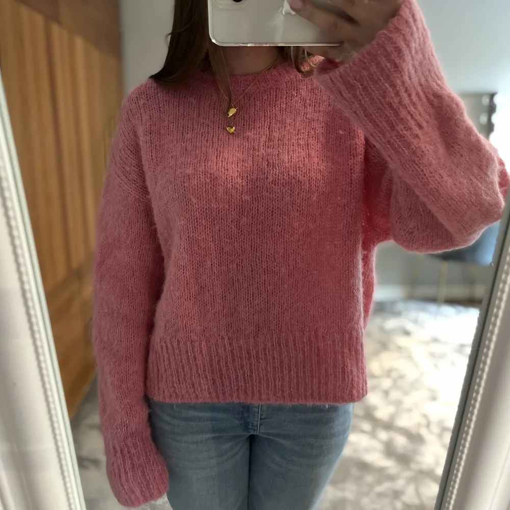 Rosa stickad tröja i whool/alpaca blend från H&M i storlek S🤍. Tröjor & Koftor.