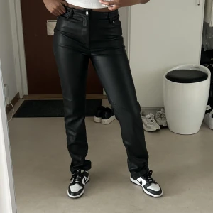 STRAIGHT leg läderbyxa - Läckra läderbyxor från Venderby’s!! Storlek XS men passar S också! Även dessa är långa i benen😁