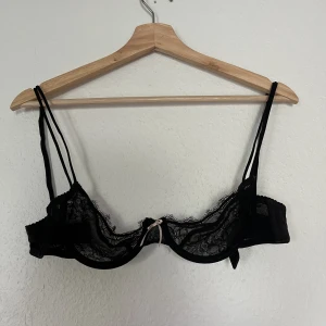 BH - Svart spetsbh från Twilfit. Storlek 75A. Aldrig använd. 