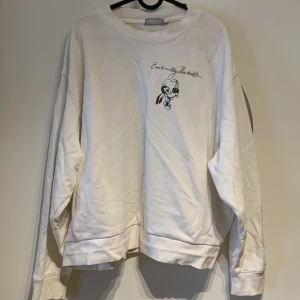 Vit sweatshirt - Vit sweatshirt från Weekday med motiv.