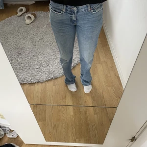 Jeans - Säljer ett par raka lågmidjade jeans i storlek 38 från gina tricot. De har inga defekter och säljer för 80 kr. Ordinarie pris är 499kr 😊
