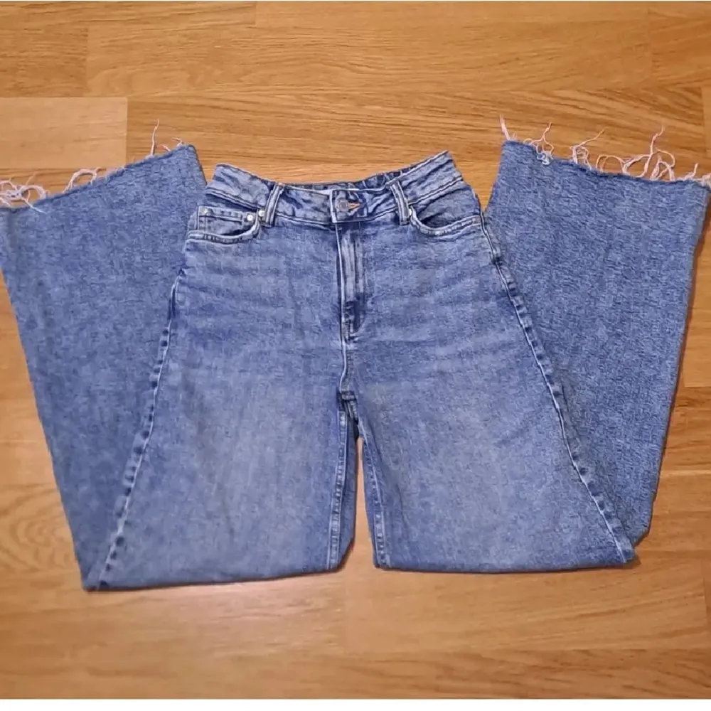 Högmidjade jeans från Mango. Modell Casilda i storlek 34. Använda en del men inget som syns. Använd gärna köp nu, kontakta vid frågor eller fler bilder!!<3. Jeans & Byxor.