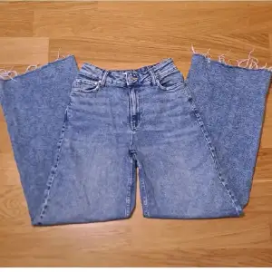 Högmidjade jeans från Mango. Modell Casilda i storlek 34. Använda en del men inget som syns. Använd gärna köp nu, kontakta vid frågor eller fler bilder!!<3