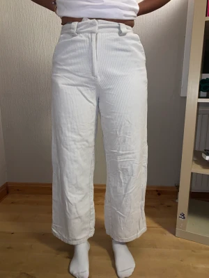 Manchesterbyxor  - Vita/creme manchesterbyxor från NAKD. Storlek 36 men passar xs-m, köparen står för frakt!✨