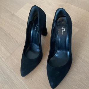 Mocka pumps Rizzo - Svarta mocka pumps från Rizzo. Är i bra skick. Klack 9 cm. 