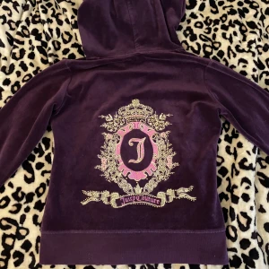 Juicy Couture Hoodie - Juicy couture hoodie köpt på sellpy för 500kr i bra skick. Pris kan såklart diskuteras. Byten går också bra!