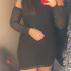 Svart klänning - Jättefin festklänning. Lappen sitter fortfarande kvar. Aldrig använd då den är för kort för mig. Den är som en M/L. Men funkar okej för mig som vanligtvis har XL