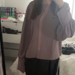 blus  - rosa långärmad blus, aldrig använd för att jag inte gillar färgen rosa på mig🙌🏻