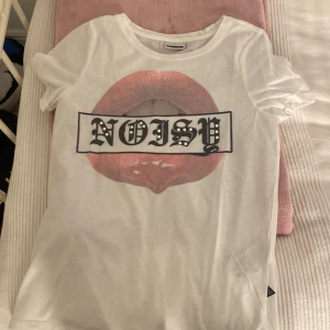 T-shirt  - Säljer en fin t-shirt använd 2 gånger säljer på grund av att jag inte gillar den, köpt för 500kr säljer för 200kr