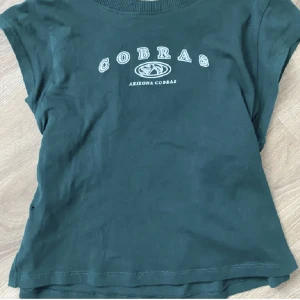 Snygg tshirt - Vädligt snygg men även cool tshirt som tyvärr är för liten! Väldigt bra skick/Nyskick