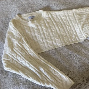 Stickat sett - Vitt stickat sett från Fashion Nova. Säljs ihop. Ordinarie pris 300kr (finns inte längre kvar). Kvaliteten är som ny då den inte kommer till användning