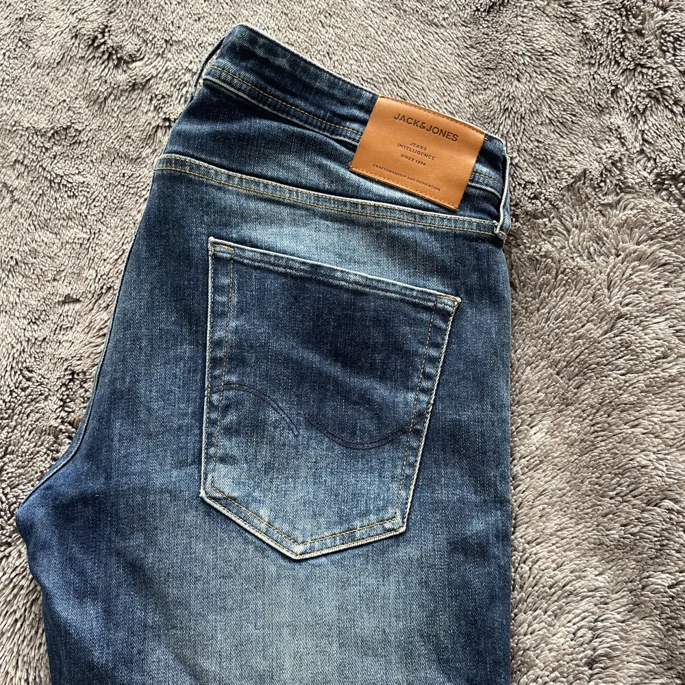 Blå jeans i modellen comfort/mike från Jack&Jones. Storlek 34/32, fint skick!. Jeans & Byxor.