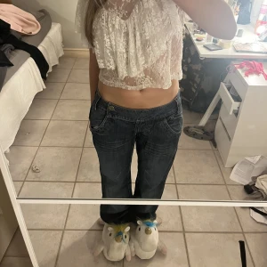 Trendiga lågmidjade jeans - Dessa as coola lågmidjade jeans ifrån Veronica med cool knapp