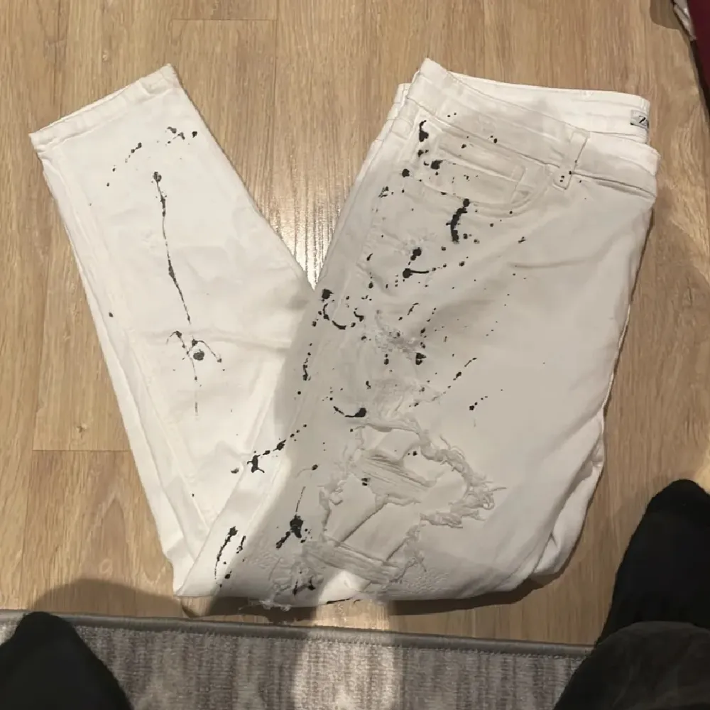 Zara ripped jeans. Jeans & Byxor.