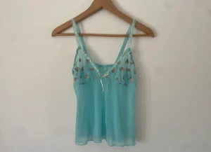 Linne  - Linne med detaljer på bysten! Så gulligt och fint! 