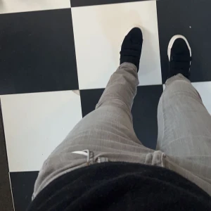 Gråa jeans  - Gråa raka jeans (lågmidjade) 