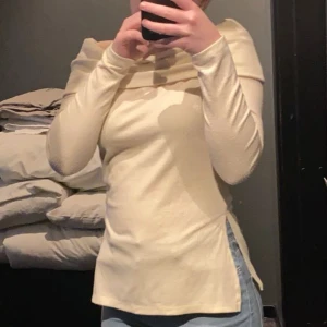 Tröja nelly - Off shoulder tröja från Nelly, ribbad med slits. Nytt skick.