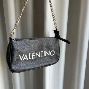 Valentino väska, dragkedjan funkar typ inte men det går och fixa men utöver det är väskan i jätte fint skick. 