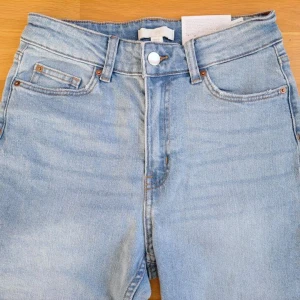 Skinny high waist - Säljer ett par nya/oanvända jeans från H&M i storlek 36/S. Pris. 100kr + frakt. Betalning sker via SWISH och jag skickar enbart med posten. Referenser finns från mina tidigare köpare. Skicka PM vid intresse :)