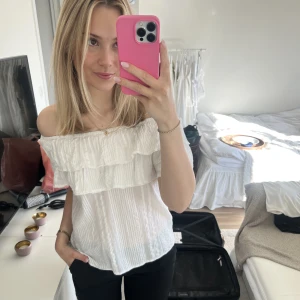 Söt offshoulder topp - Sommrig offsholder topp, säljer då den inte kommer till användning!