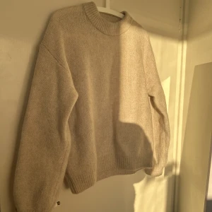 stickad tröja i mohair mix - varmt stickad tröja i mohair mix använd ett fåtal gånger