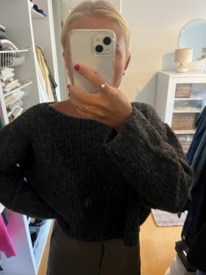 Stickad tröja - En stickad tröja i färgen mörkgrå. Tröjan är från zara och är i storlek s. Denna tröja är använd vid få tillfällen och är i ett bra skick.