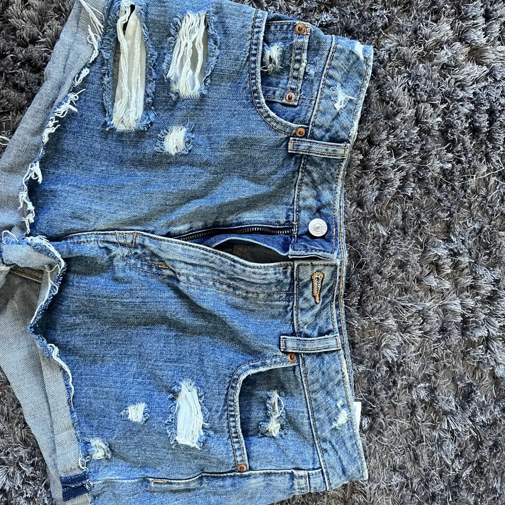 Korta jeansshorts med slitningar från HM, storlek 40. Shorts.