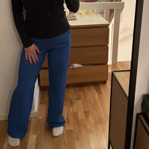 Byxor  - Ett par fina blåa byxor i tunnt material som passar perfekt till sommaren.