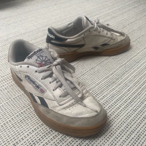 Reebok sneakers - Skitsnygga Reebok skor som inte är mer än ett par månader gamla. Måste tyvärr sälja då de är för små:/  Fint skick men använda, inga hål elr liknande. Nypris 879kr Modell: Reebok classic Revenge  Tvättas rena innan de skickas!