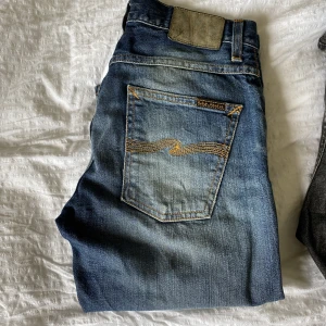 Nudie jeans - Nudie jeans i storlek 29/30 Sitter relativt tight, snygg tvätt