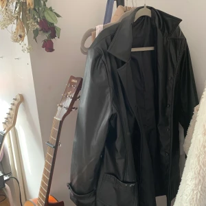 Skinjacka! - Assnygg skinjacka!!!!! Thriftad och i bra skick! Vet ej märket och storleken men den e lite för stor för mig så skulle säga M/L