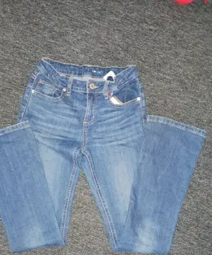 Ett par fina blåa bootcut jeans som jag tyvärr inte vet vad dom kommer ifrån. Använd fåtal gånger och är i bra kvalite