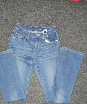 Blåa bootcut jeans - Ett par fina blåa bootcut jeans som jag tyvärr inte vet vad dom kommer ifrån. Använd fåtal gånger och är i bra kvalite