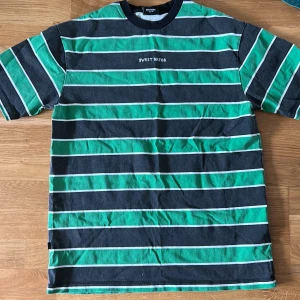 Två par tröjor sweet sktbs, Urban oufitters - Tja tja säljer 2 par tröjor 70kr för sweet tröjan S.  100kr Urban outfitters tröjan M.