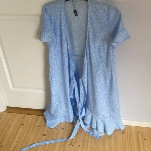 Blå omlottklänning vero moda  - Använd en gång Ordinarie pris 349kr men säljer för 150kr Jag står inte för frakten