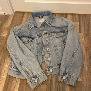 Jeansjacka - Kostade som ny 200 kr, säljer för 110 pågrund av att den knappt är använd. Storlek: XS  