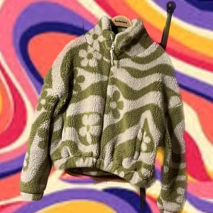 Jacka från Urban outiftters  - Jacka köpt från Urban outiftters! Supermysig och varm 