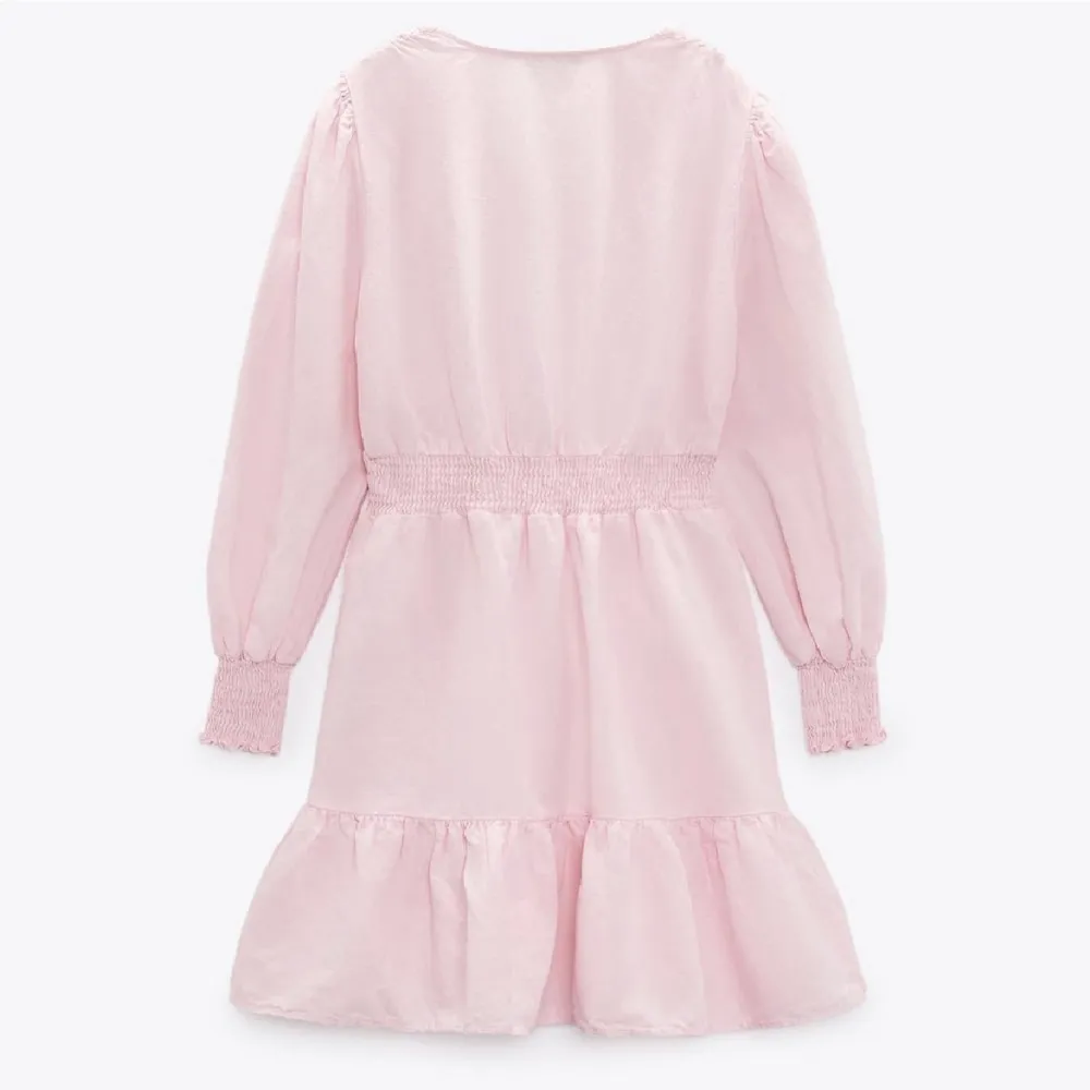 Söt rosa klänning ifrån zara. Använd 1 gång, storlek xs. Säljer för 250+ frakt ‼️tråden vid bröstet har gått upp men går lätt att sy (kan skickq bild)‼️. Klänningar.