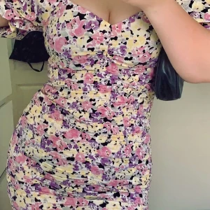 Blommig Sommarklänning från Gina Tricot - Sommarklänning i blommigt tyg med puffärm från Gina Tricot 🤩 Fint rynk längs med ryggen. Säljes i nyskick 🫶🏼 