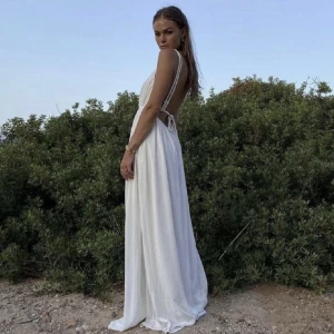 Klänning - Helt oanvänd vit somrig klänning från Hanna schönbergs kollektion med nakd, storlek 36