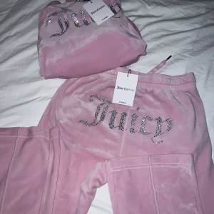 Juicy Couture rosa - Hej! Säljer mina nya Juicy Couture som jag fick i prisent. De är helt o använda och har fortfarande prislapparna på. De är båda i storlek S, skriv gärna ifall du vill ha fler bilder. Säljer de för 1500kr men pris kan diskuteras! 🌸