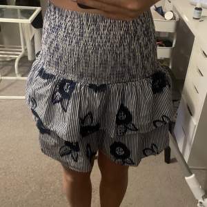 Säljer min jättefina volang kjol ifrån Holly and whyte (Lindex) i storlek s.💗💗 Gillar kjolen väldigt mycket men den kommer inte till användning tyvärr💗💗