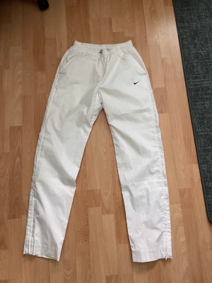 Y2K Nike Trackpants - Äkta Y2K trackpants i storlek S Fick hem dom idag men ångrade mig. Köpa på second hand hemsida så kan inte skicka tillbaka. Inga fel förutom nå gula fläckar som knappt syns & kan tvättas bort med blekningsmedel. 