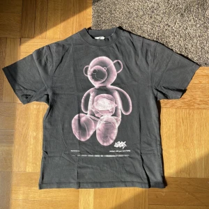 Eytys Teddy Bear Tee  - Köpt från Eytys, använder den aldrig längre.  SIZE: S - Men (sitter oversized) M - Women  CONDI: 8.5/10    For some reason är den skrynklig men kommer stryka plaggen så fort någon har köpt den. Pris kan diskuteras. 