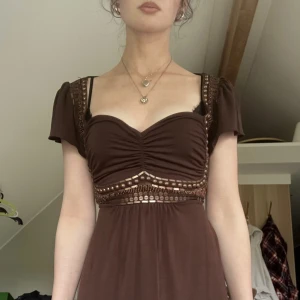 2000s linne/miniklänning  - Kort klänning/långt linne. Jättebra skick och lent material med dit sydda detaljer. Den går också att dra åt i ryggen så att den sitter mer passande!