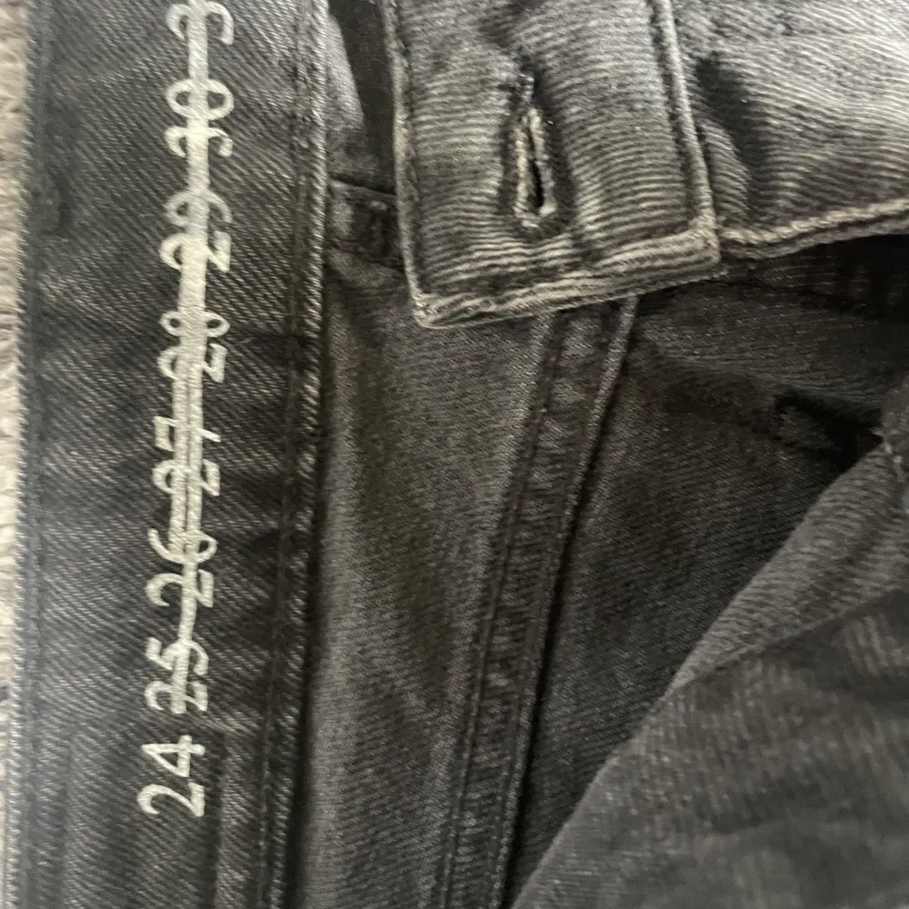 Svarta breda jeans från bikbok! Xs/24 :) passar bra i längd på mig (163 cm). Jeans & Byxor.