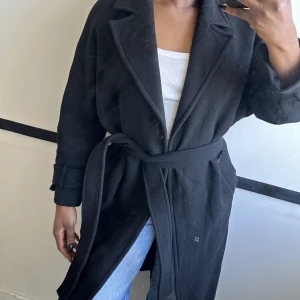 Zara kappa - Zara kappa i svart med storlek S (köpte den för 1499 kr)